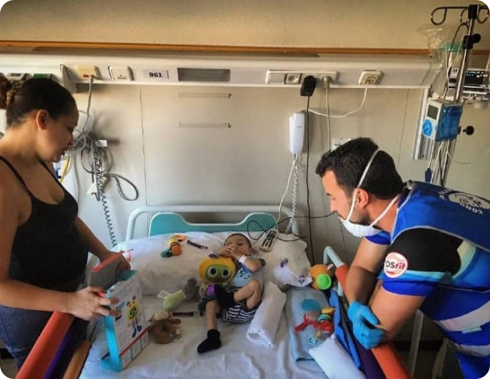 Alberto lorente visitando un hospital de infantes enfermos
